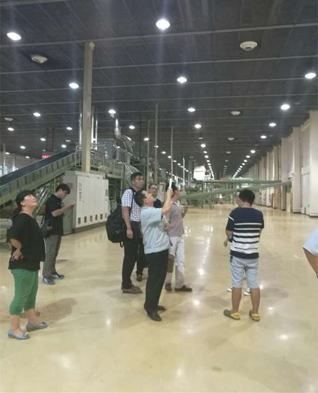 河北漢藍(lán)領(lǐng)導(dǎo)和技術(shù)人員到煙廠考察煙草廢氣凈化情況